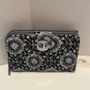 RFID Vera Bradley Turn Lock / Zip Around Wallet Blue Floral Quilted 8" x 5"